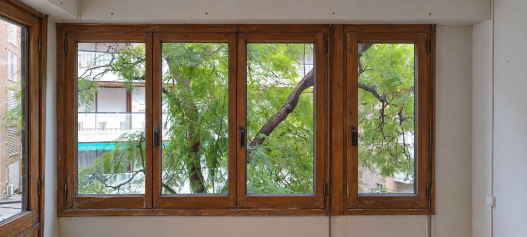 Antes: ventanas antiguas de madera desgastadas